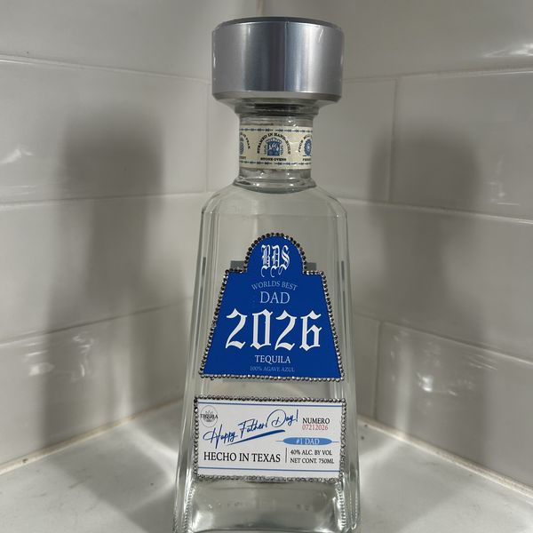 Close-up of custom World's Best Dad 2026 personalized bottle label